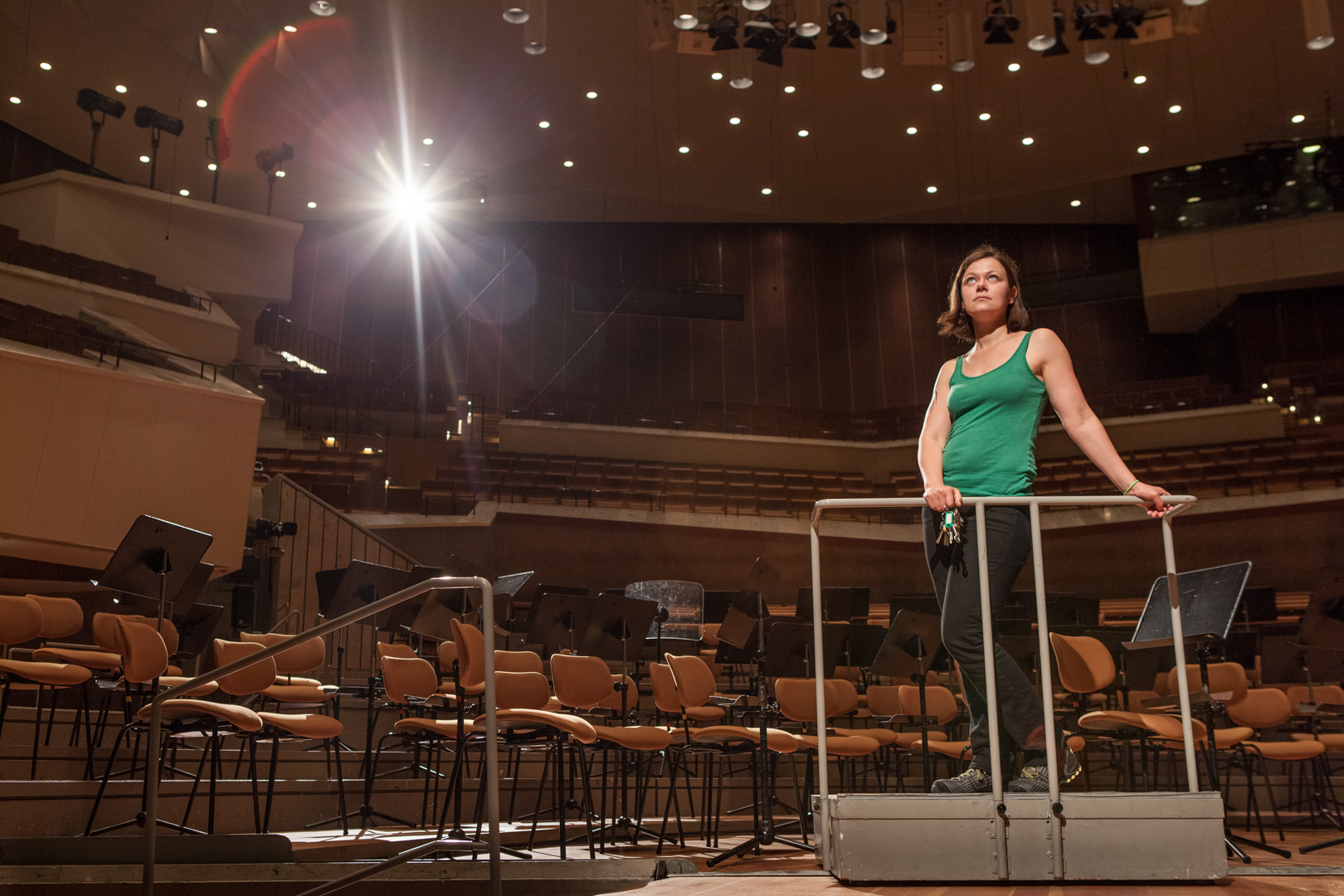 Portrait der Veranstaltungstechnikerin Bettina Richter im Konzertsaal der Berliner Philharmonie