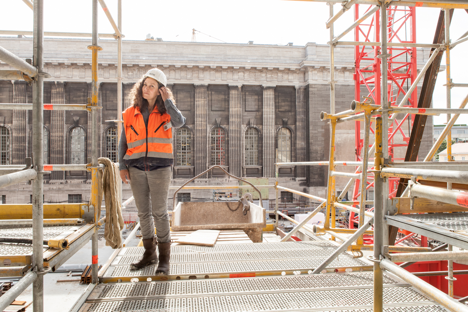 Portrait der Architektin und Bauleiterin Katharina Maske auf der Baustelle vom Pergamon Museum