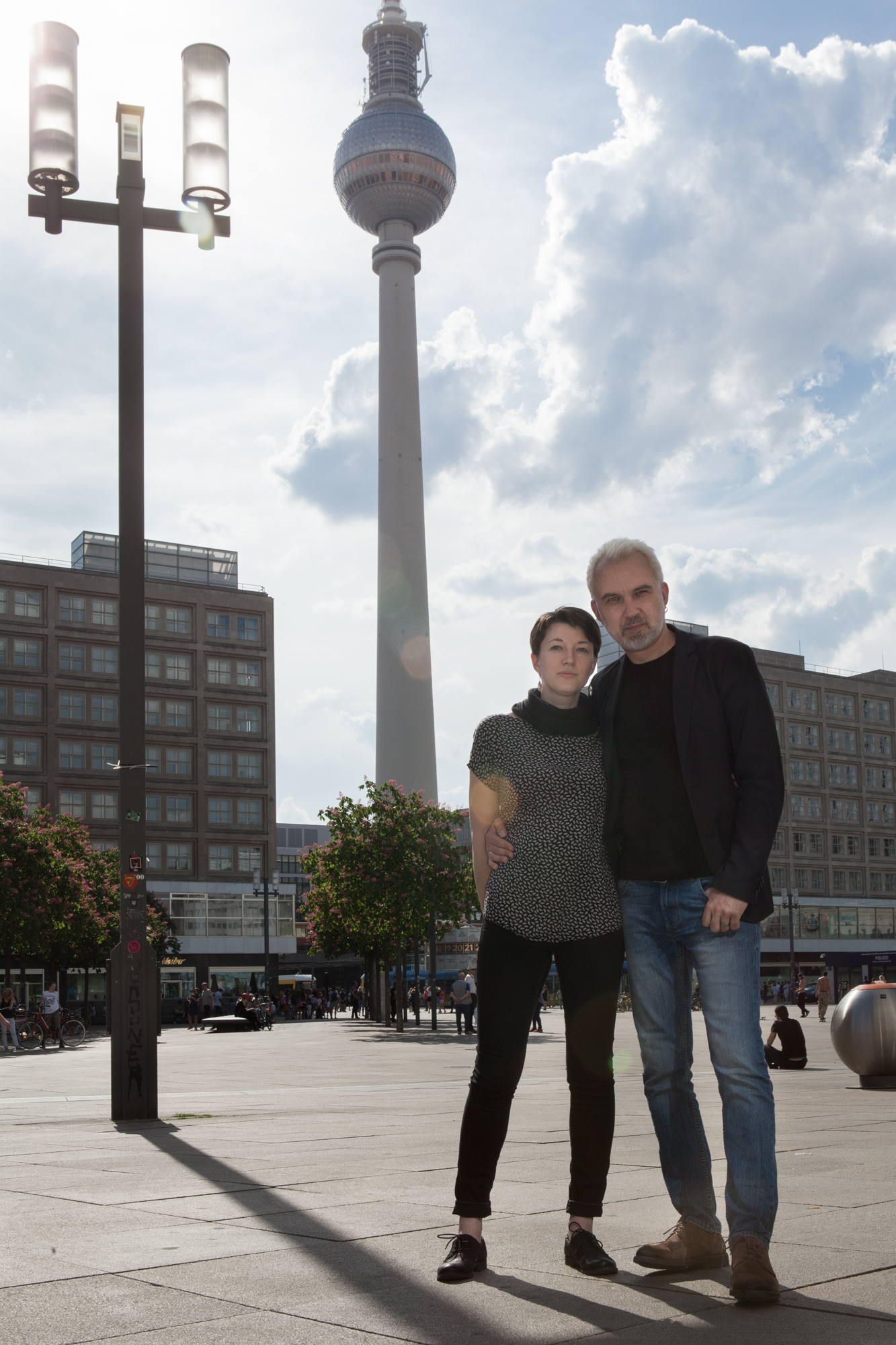 Portrait russische Schriftstellerin Julia Tsimafeyeva und ihren Mann der Schriftsteller Alhierd Bocharevic auf dem Alexander Platz in Berlin, DEU, Allemagne, Germany, Deutschland, Berlin, photo © Amélie Losier