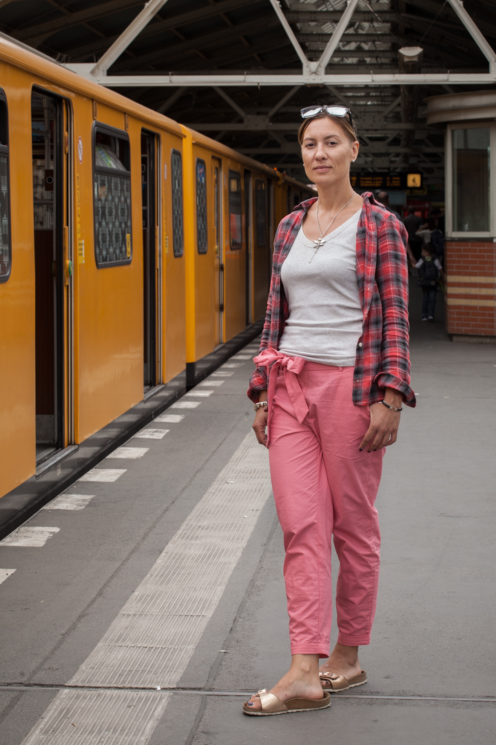 Portrait of russian russische Autorin Anna Kozlova in der U-Bahn in Berlin Warschauer str, DEU, Allemagne, Germany, Deutschland, Berlin, photo © Amélie Losier